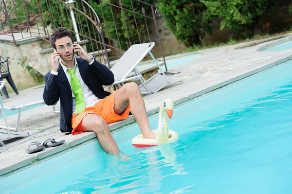 Jeune homme d'affaires drôle avec SwimmingTrunks à côté de la piscine — Photo