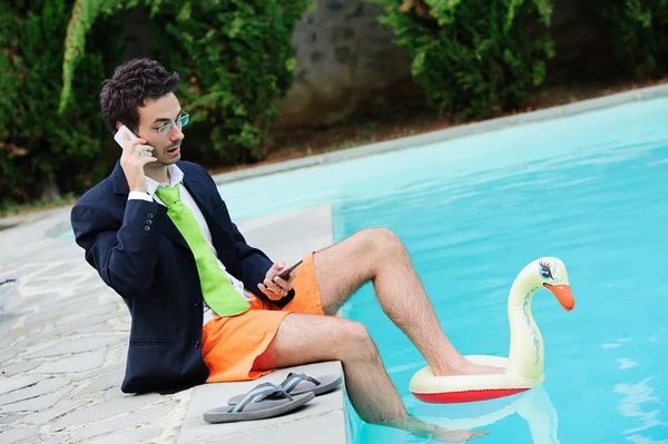 Jeune homme d'affaires drôle avec SwimmingTrunks à côté de la piscine — Photo