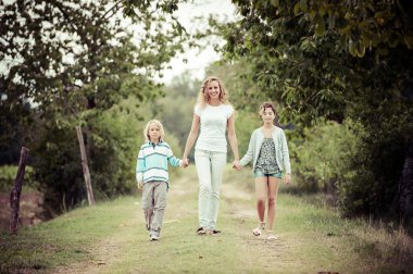 güzel bir genç kadın dışında iki çocuklu