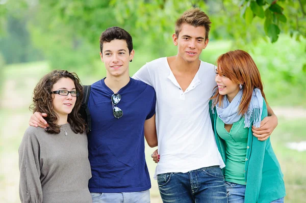 Группа друзей-подростков на открытом воздухе — стоковое фото