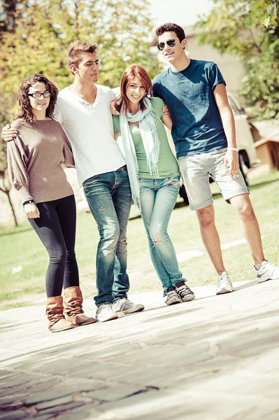 Grupo de amigos adolescentes ao ar livre — Fotografia de Stock