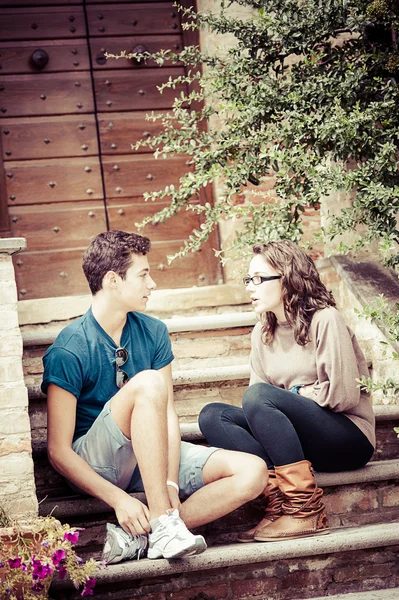 Pareja joven divirtiéndose en el parque — Foto de Stock