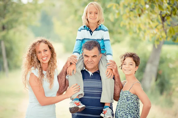 Щасливі сім'ї трьох поколінь — стокове фото