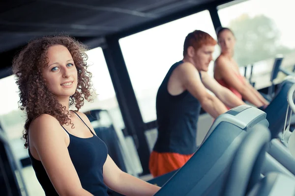 在健身房或健身俱乐部在跑步机上运行 - — 图库照片