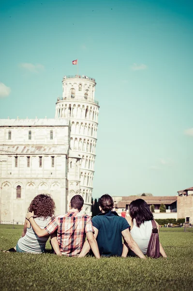 Quattro amici in vacanza a Pisa — Foto Stock