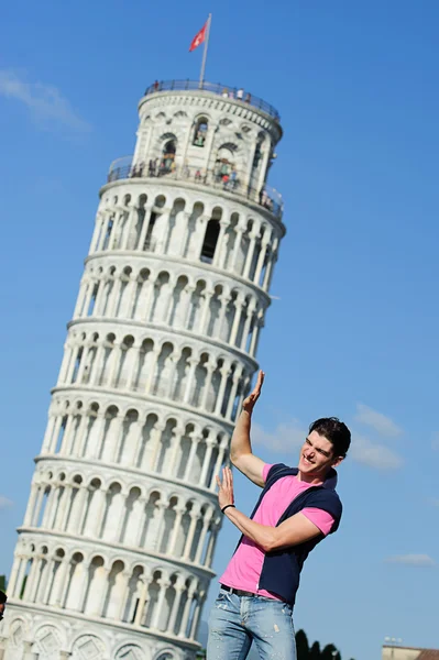 Pisa Kulesi olan genç adam — Stok fotoğraf