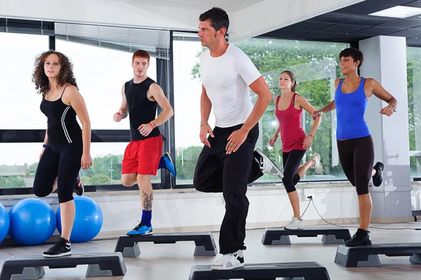 Cours d'aérobic dans un gymnase Image En Vente