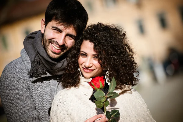 Jovem casal com rosa, ao ar livre — Fotografia de Stock