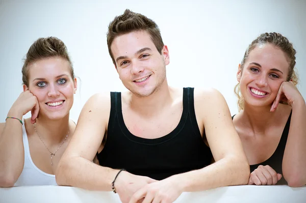 Trois personnes souriantes après des exercices de remise en forme — Photo