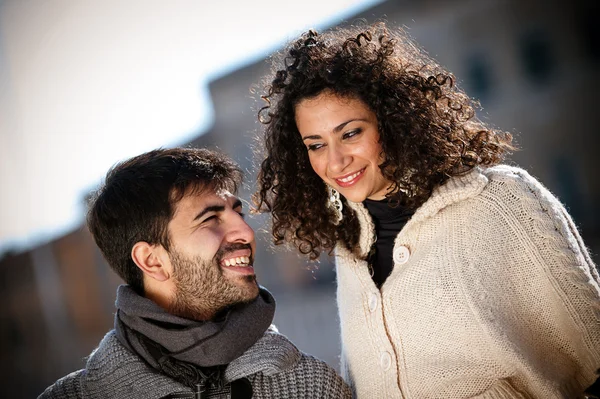 Casual paar lover in de winter op de stad — Stockfoto