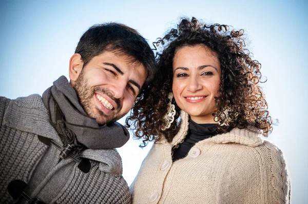 Casal casal de amante no inverno na cidade — Fotografia de Stock