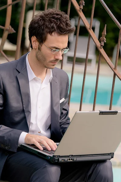 Hombre cansado Hombre de negocios trabajando en exceso al aire libre — Foto de Stock