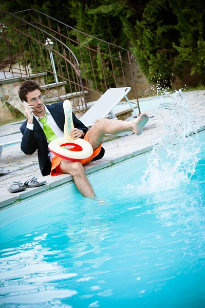 Jeune homme d'affaires drôle avec SwimmingTrunks à côté de la piscine — Photo