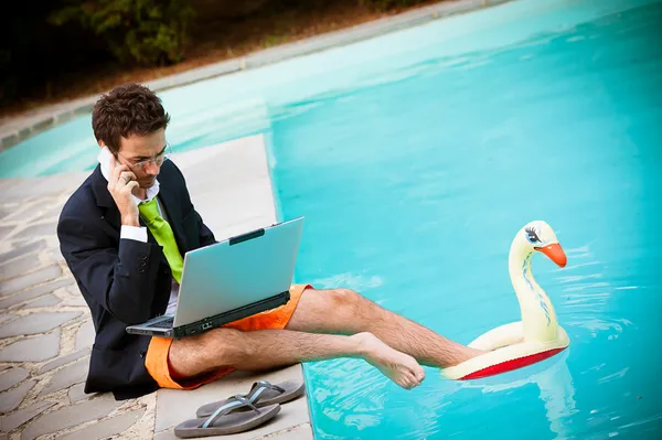 수영장 옆 Swimmingtrunks와 함께 재미 있는 젊은 사업가 스톡 사진