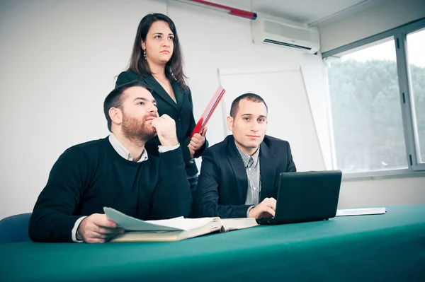 Gerente y su equipo en la oficina — Foto de Stock