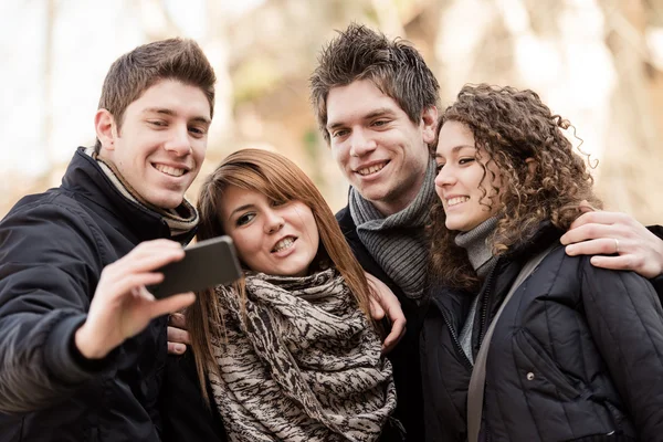 Bir fotoğraf için poz genç grup Stok Resim