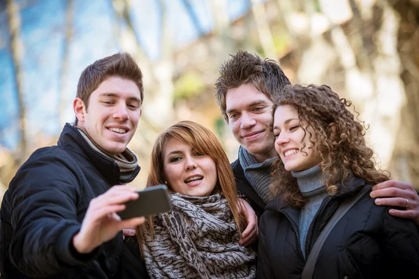 Grupp tonåringar poserar för ett foto — Stockfoto