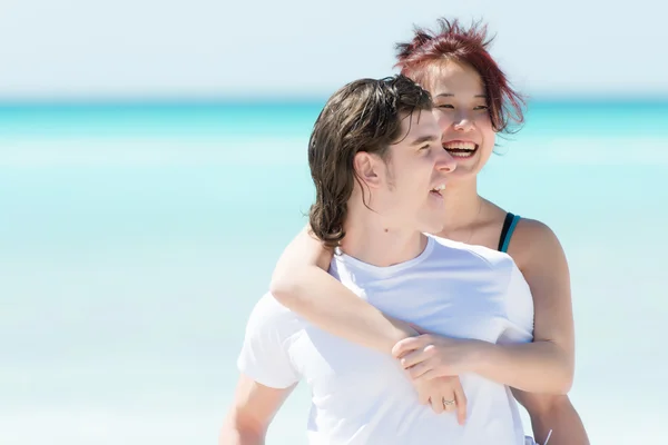 Portret szczęśliwy, młoda para, zabawy na plaży — Zdjęcie stockowe