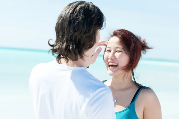Retrato de um jovem casal feliz se divertindo na praia — Fotografia de Stock