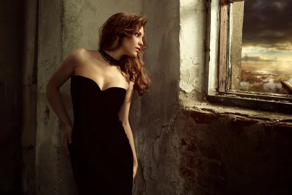 La chica en la ventana — Foto de Stock