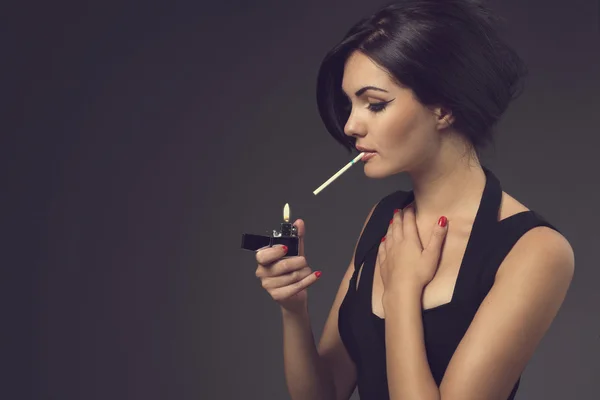 Menina e cigarro — Fotografia de Stock