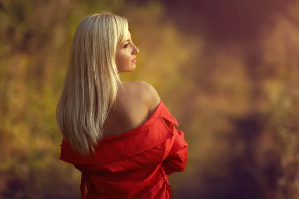 Muotokuva kaunis blondi nainen — kuvapankkivalokuva