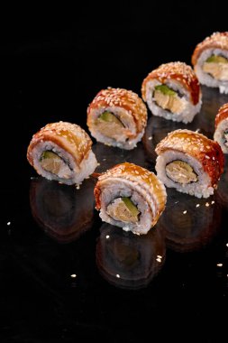 Siyah arkaplanda yuvarlanır