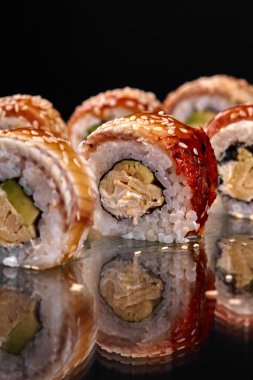 Siyah arkaplanda yuvarlanır