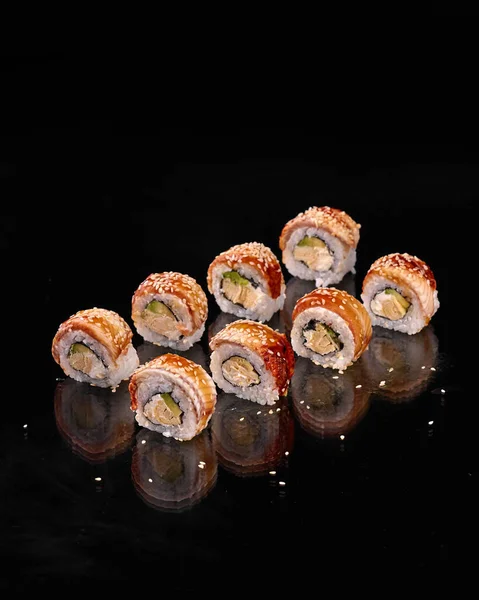 Siyah arkaplanda yuvarlanır