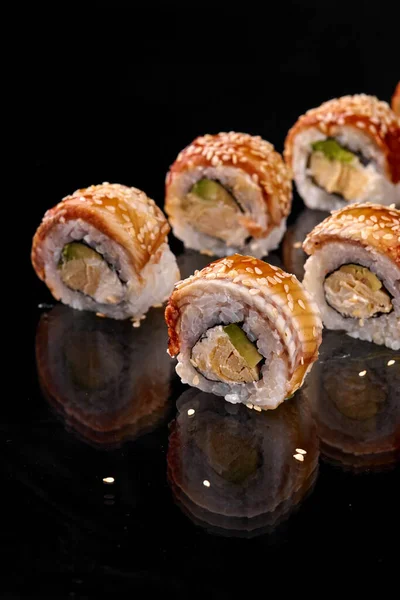 Siyah arkaplanda yuvarlanır