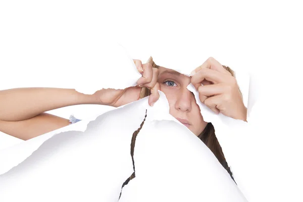 Junge Frau versteckt sich hinter zerrissenem Papier — Stockfoto