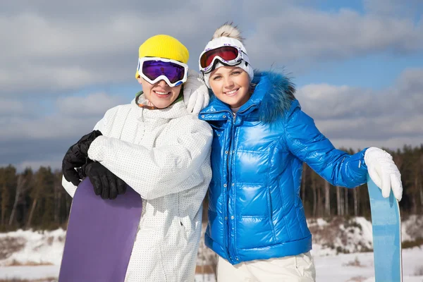 与在他们手中的滑雪板，情侣 — 图库照片