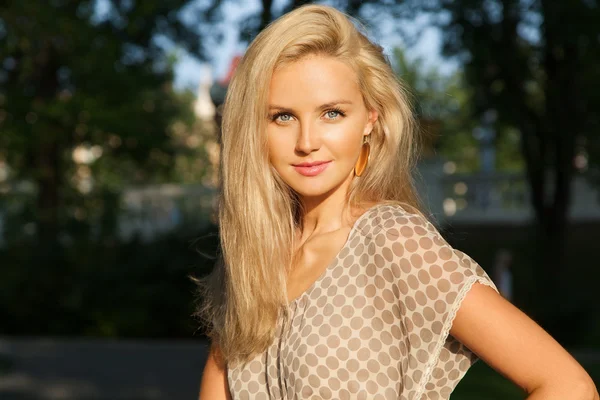 Mulher bonita com cabelo loiro e olhos azuis — Fotografia de Stock