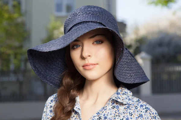 Portret van meisje met vlecht in hoed — Stockfoto