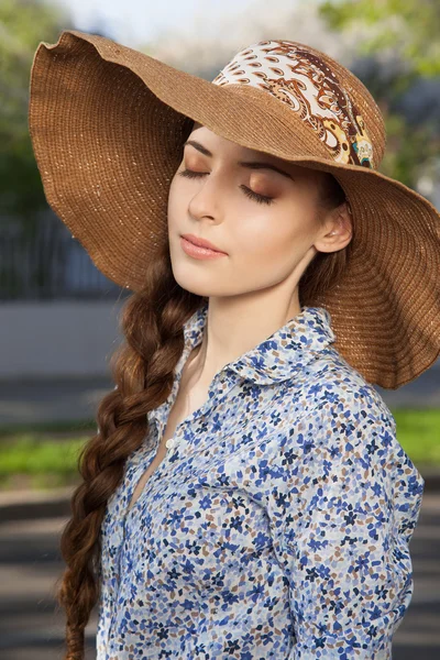 Chica en sombrero con los ojos cerrados y trenza — Foto de Stock