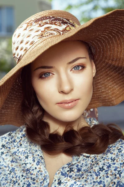 Close-up πορτρέτο της γυναίκα με καπέλο — Φωτογραφία Αρχείου