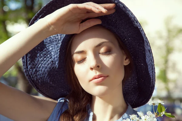 Retrato de cerca de la mujer con sombrero — Foto de Stock