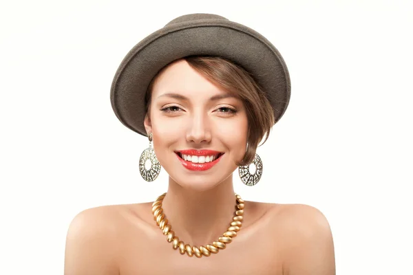 Jonge vrouw met rode lippen en zonnebril — Stockfoto