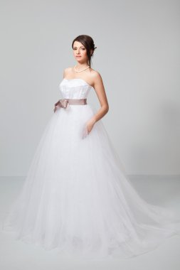 beyaz gelinlik içinde esmer gelin