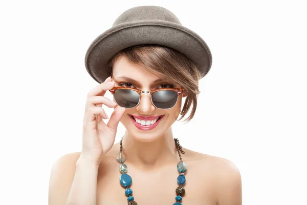 Ragazza sorridente in occhiali da sole e cappello — Foto Stock