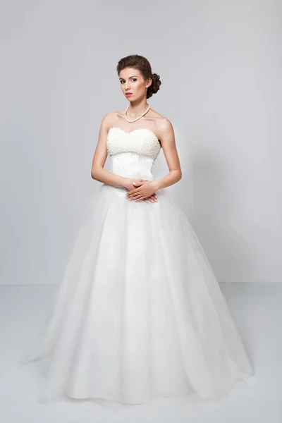 Brunette bruid in witte bruiloft jurk — Stockfoto