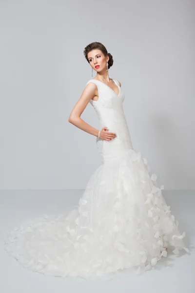白いウェディング ドレス花嫁がブルネット — ストック写真