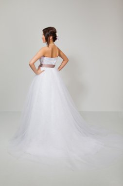 beyaz gelinlik içinde esmer gelin