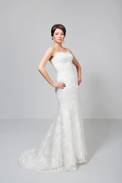 白いウェディング ドレス花嫁がブルネット — ストック写真