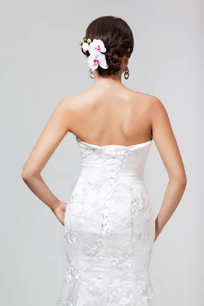 ブルネットの花嫁のウェディング ドレス — ストック写真