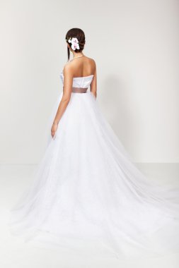 Gelin beyaz gelinlik içinde