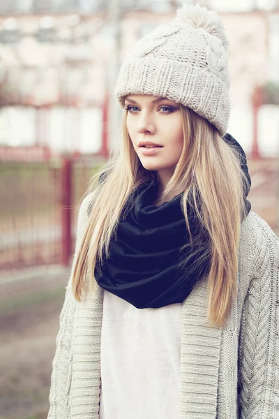 Blondin stående på gatan — Stockfoto