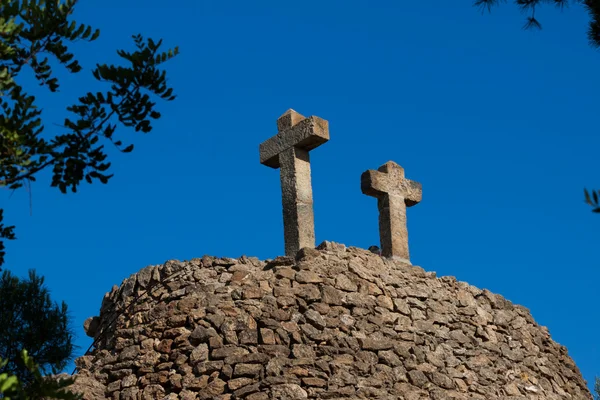 Twee oude ston kruisen in barcelona — Stockfoto