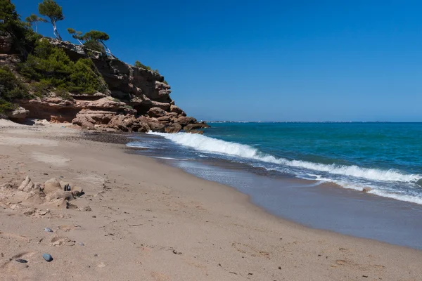 Pequeña playa de arena en la costa de Costa Dorado, España —  Fotos de Stock