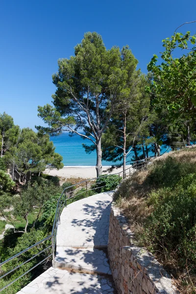 Bella piccola spiaggia sulla costa spagnola — Foto Stock